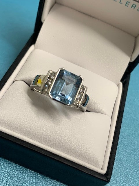 PRE LOVED 18K WG AQUAMARINE & DIA RING